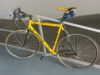 Bicicleta de carretera MENDIZ amarilla