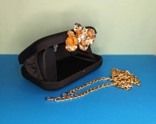 Bolso Clutch Paris Chic Studio Negro Dorado