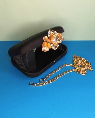 Bolso Clutch Paris Chic Studio Negro Dorado