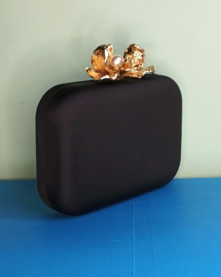 Bolso Clutch Paris Chic Studio Negro Dorado