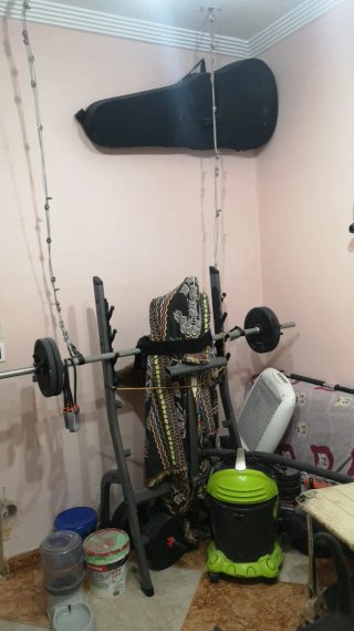 Bicicleta elíptica y barra de pesas