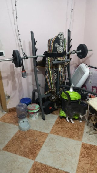 Bicicleta elíptica y barra de pesas
