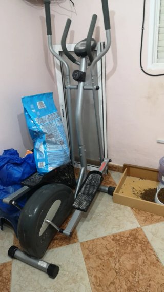Bicicleta elíptica y barra de pesas