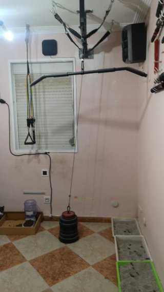 Bicicleta elíptica y barra de pesas