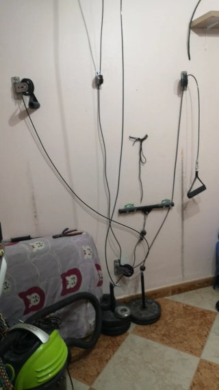 Bicicleta elíptica y barra de pesas