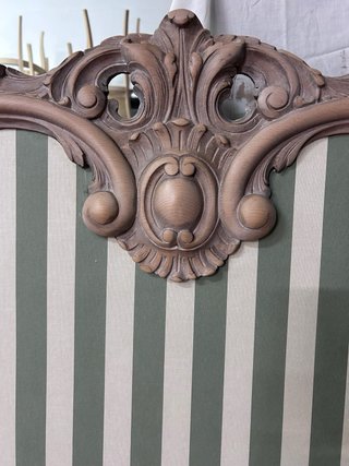 Cabecero de cama de madera y papel