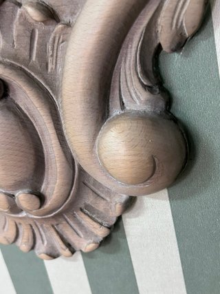 Cabecero de cama de madera y papel
