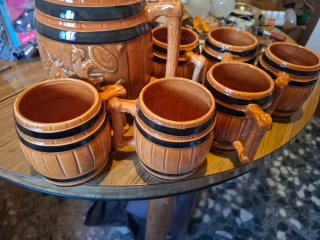 Jarra y vasos de cerveza de cerámica