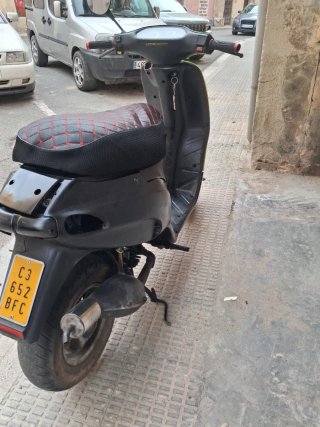 Piaggio Typhoon Scooter Negra y Amarilla