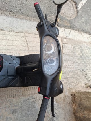 Piaggio Typhoon Scooter Negra y Amarilla