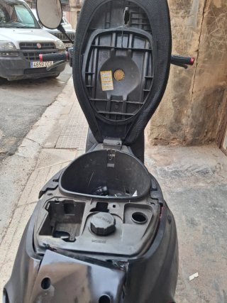 Piaggio Typhoon Scooter Negra y Amarilla