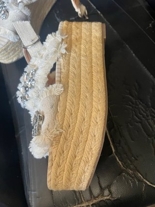 Sandalias Zara Beige y Plata con Pedrería