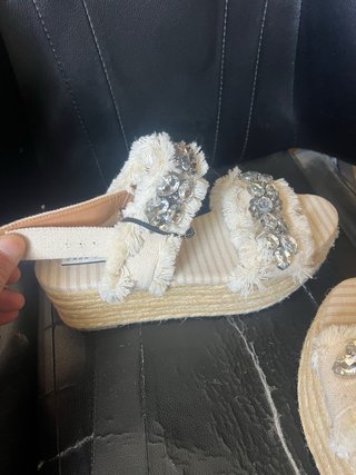 Sandalias Zara Beige y Plata con Pedrería