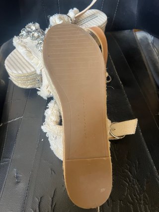 Sandalias Zara Beige y Plata con Pedrería