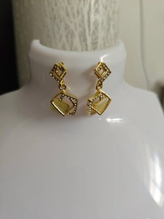 Pendientes dorados con diseño geométrico