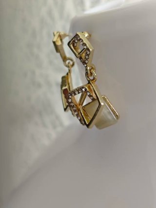 Pendientes dorados con diseño geométrico