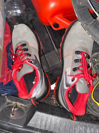 Botas de seguridad grises y rojas