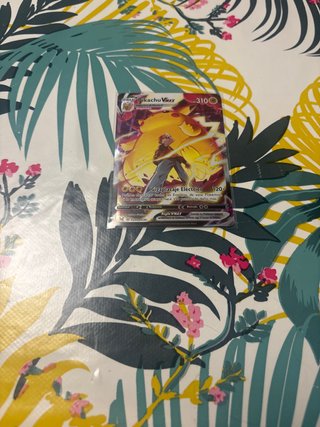 Carta Pokémon Pikachu VMAX Relieve