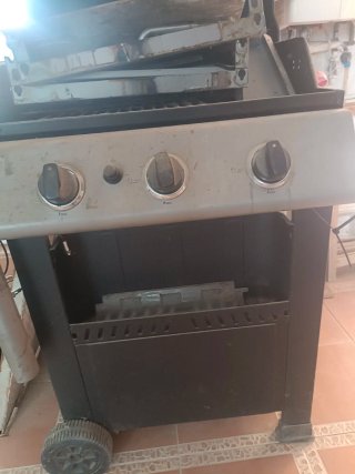 Barbacoa a gas negra y gris