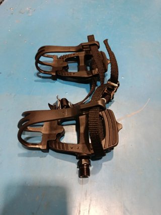 Pedales de bicicleta con calapiés