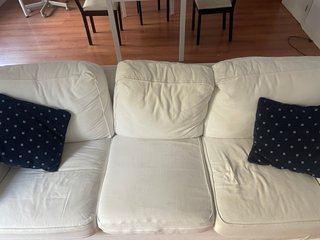 Sofá de tela blanco con cojines