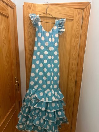 Traje de flamenca azul con lunares blancos