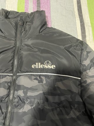 Chaqueta Ellesse camuflaje gris y negra