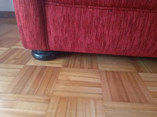 Sofá rojo de tela como nuevo Urge