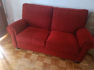 Sofá rojo de tela como nuevo Urge