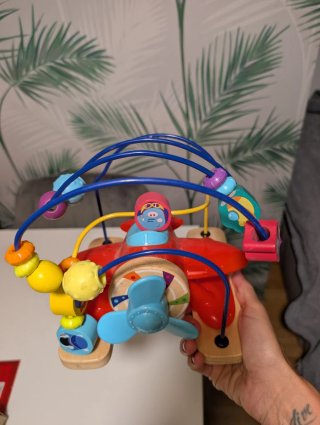 Juguete avión con cuentas de colores