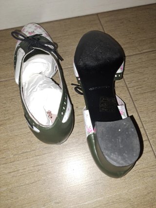 Zapatos tacón floral verde y blanco