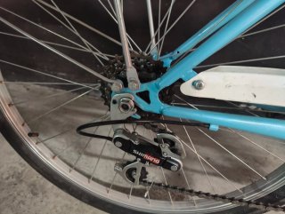 Bicicleta paseo azul con cesta