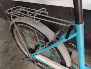 Bicicleta paseo azul con cesta
