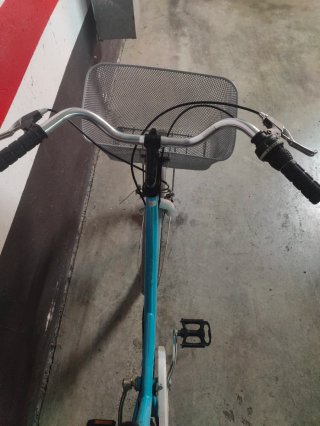 Bicicleta paseo azul con cesta