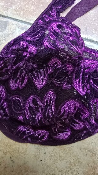 Sujetador de encaje morado