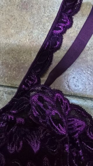 Sujetador de encaje morado