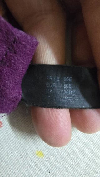 Sujetador de encaje morado