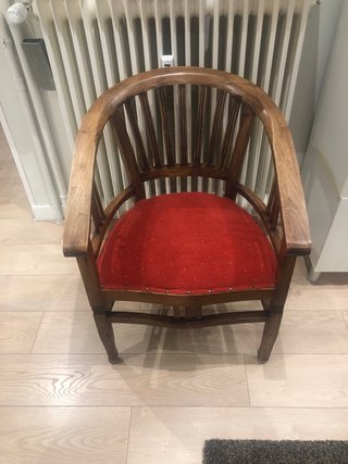 Silla antigua de madera y tela