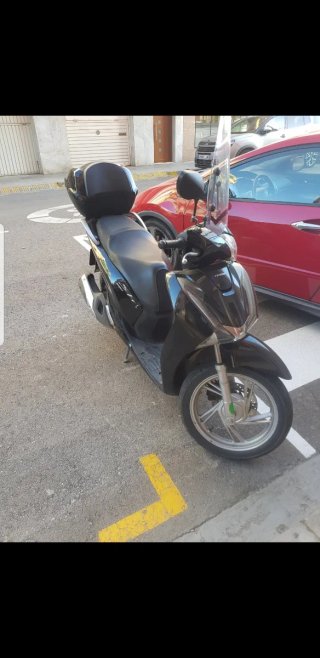 Honda Scoopy 125i ABS Negra con antirrobo y cajón