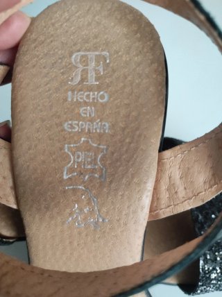 Sandalias de piel negras con brillos