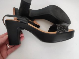 Sandalias de piel negras con brillos