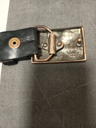 Cintura da uomo con fibbia dorata