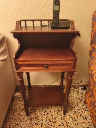 Mesilla de madera con cajón