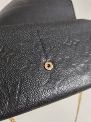 Cartera Louis Vuitton Negra con Cadena Dorada
