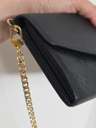 Cartera Louis Vuitton Negra con Cadena Dorada