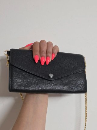 Cartera Louis Vuitton Negra con Cadena Dorada