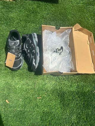 Zapatillas ASICS Negras y Plateadas