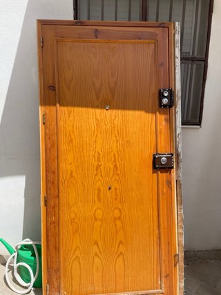 Puerta de entrada de madera