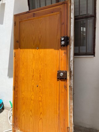 Puerta de entrada de madera