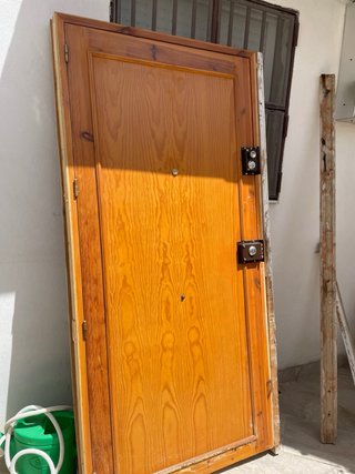 Puerta de entrada de madera